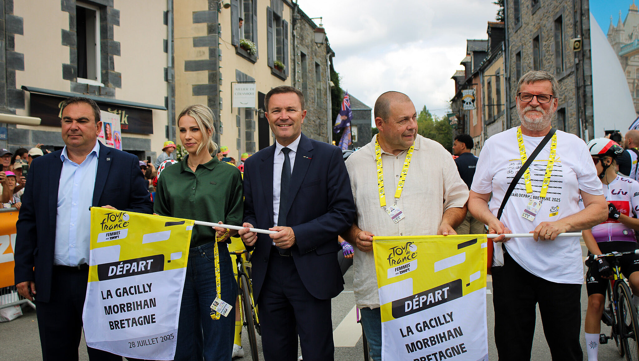 David Lappartient aux côtés de Marion Rousse sur la ligne de départ du Tour de France Femmes à la Gacilly