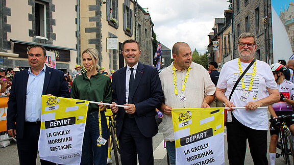 David Lappartient aux côtés de Marion Rousse sur la ligne de départ du Tour de France Femmes à la Gacilly