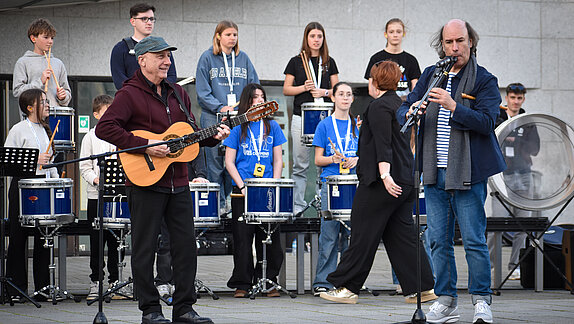 Deux musiciens qui jouent de la musique Celtic avec des collégiens morbihannais