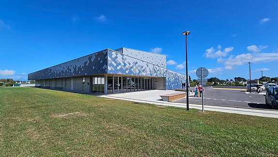 Bâtiment d'un complexe sportif vu de l'extérieur 