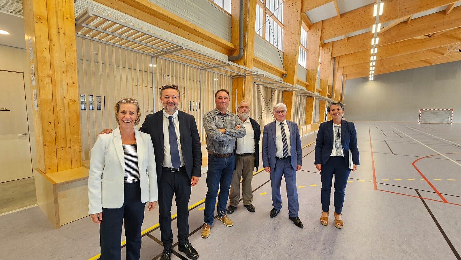 Elus présents dans un complexe sportif pour une inauguration