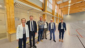 Elus présents dans un complexe sportif pour une inauguration