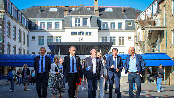 Groupe d'élus dans la cours de récréation du collège de Pontivy Groupe d'élus dans la cours de récréation du collège de Pontivy