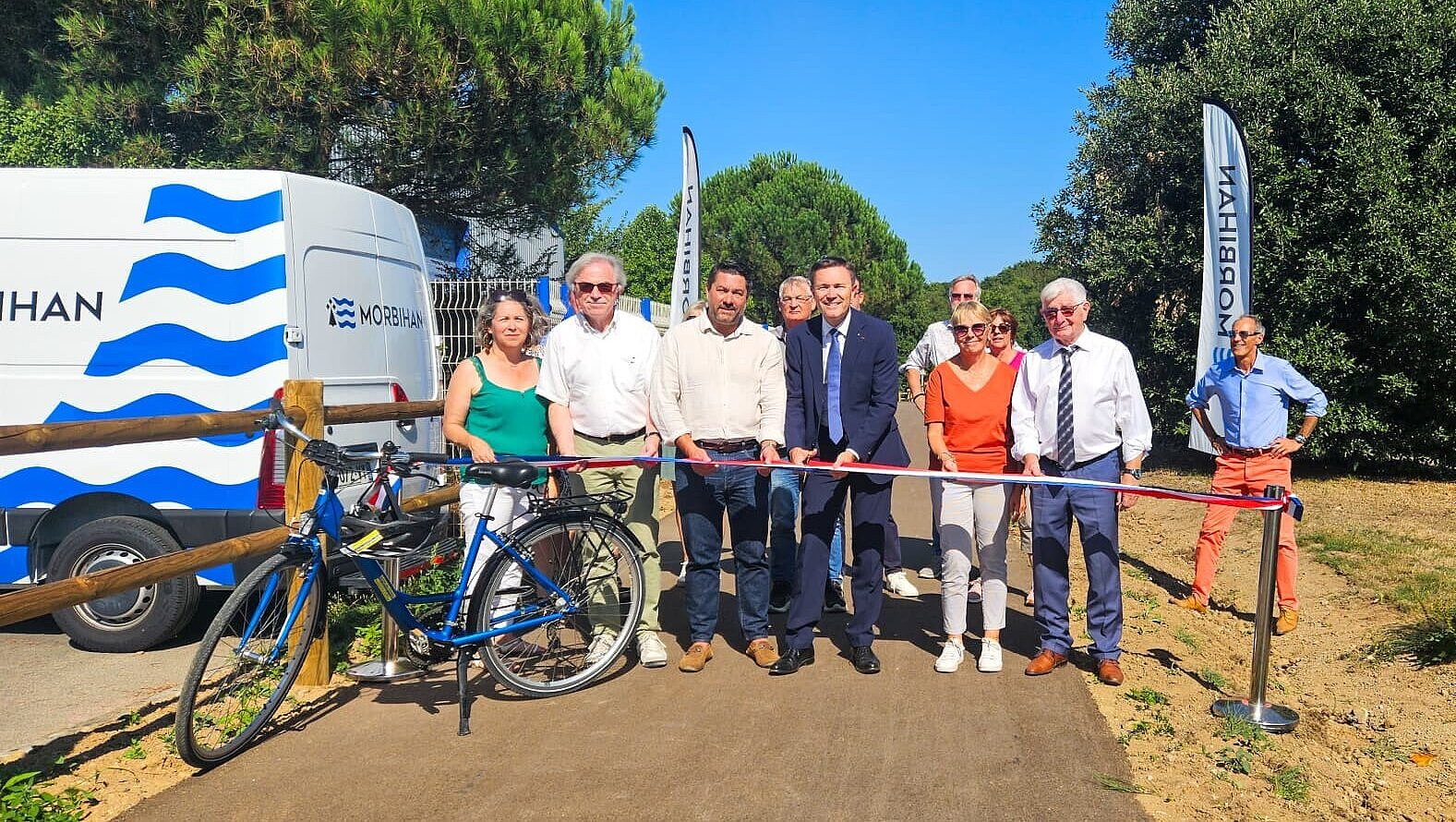 David Lappartient qui coupe un ruban sur une voie cyclable avec plusieurs élus à ses côtés