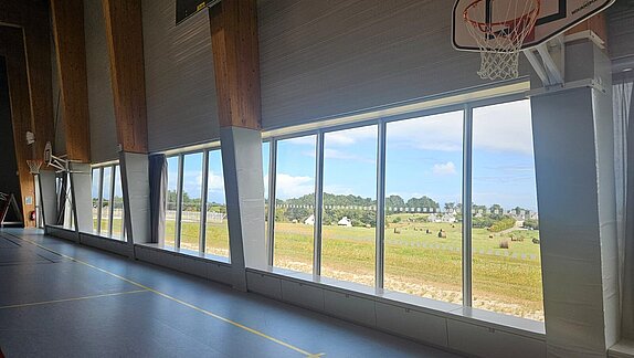 Panier de basket dans un complexe sportif