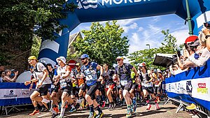 Départ de la course Ultra-Marin avec plusieurs coureurs et une arche gonflable Morbihan 