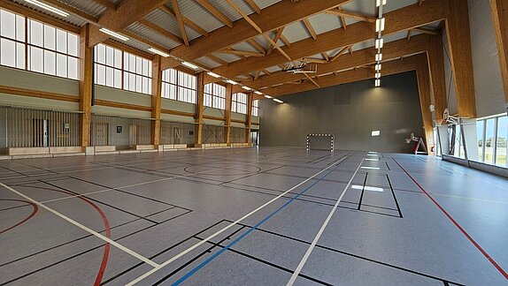 Terrain intérieur du complexe sportif