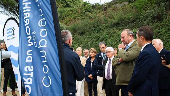 Elus écoutant un discours sur le Port de Vannes