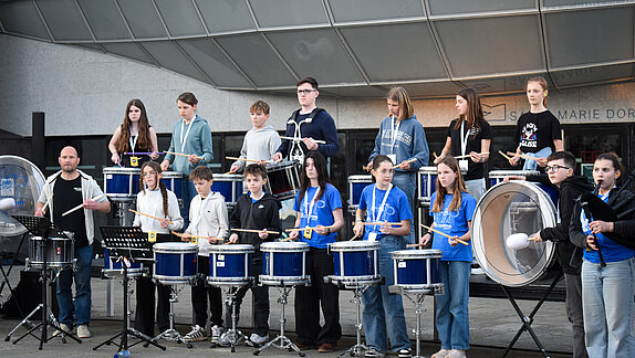 Groupe de collégiens qui jouent avec des instruments de musique Celtic