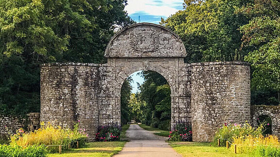 Arche en pierre dans le parc de Kéravéon