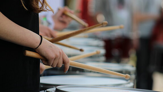 Gros plan sur mains jouant de la batterie