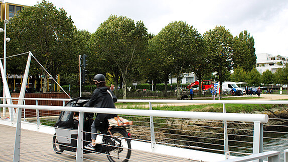 Vélo qui roule sur une des passerelles du Port de Vannes
