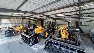 Trois engins pour la sécurité des routes dans un garage 