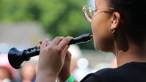 Jeune fille jouant un instrument de musique breton