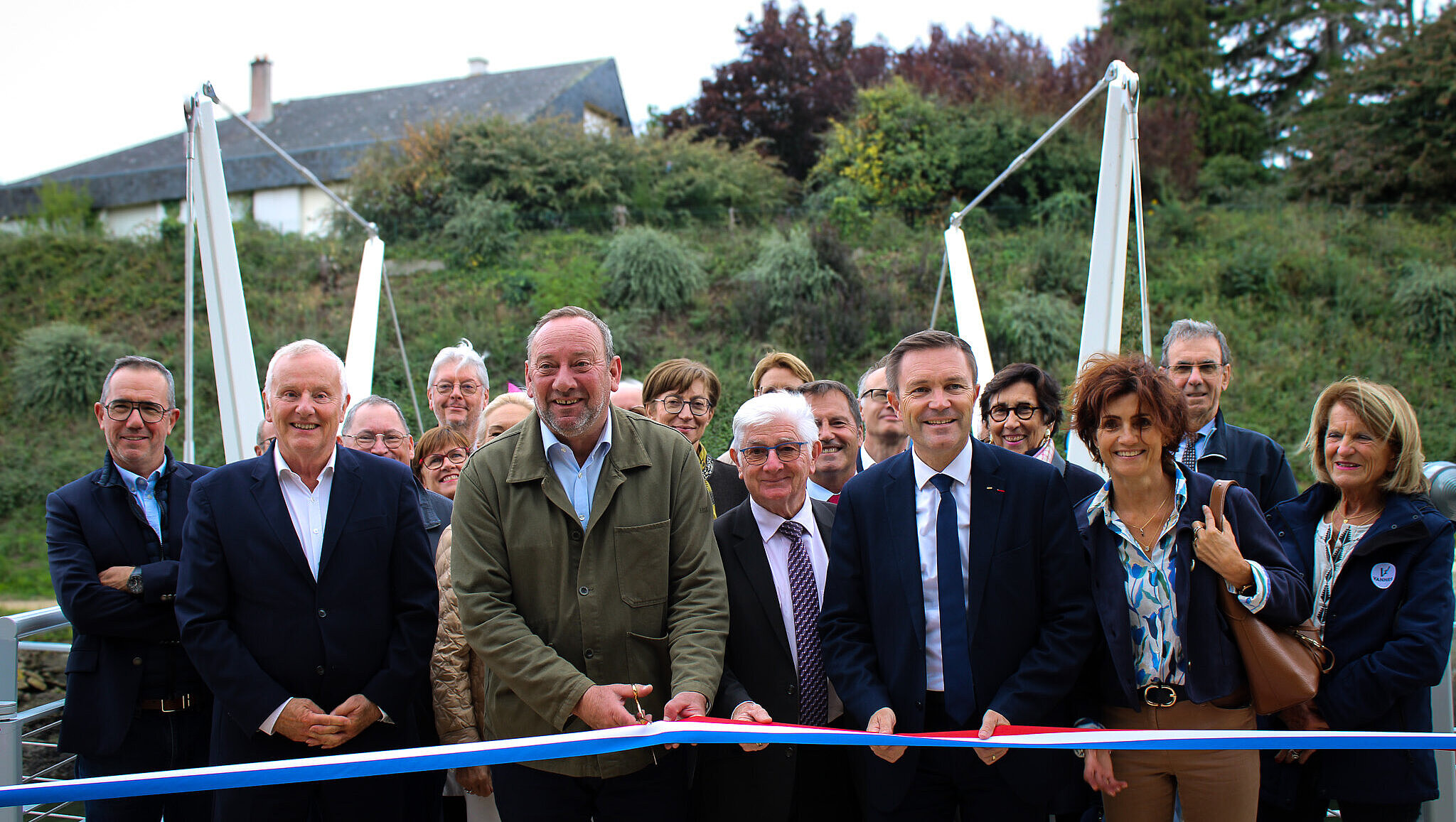 Elus qui inaugurent la nouvelle passerelle du Port de Vannes 
