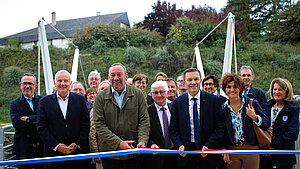 Elus qui inaugurent la nouvelle passerelle du Port de Vannes 