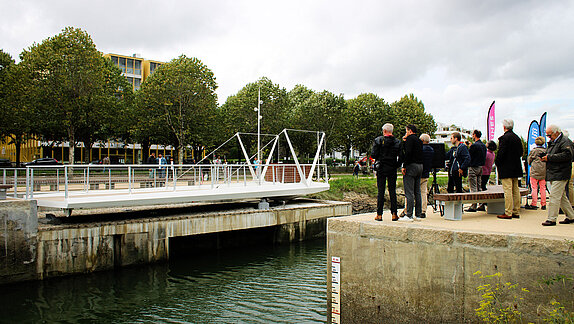 Groupe d'élus qui regardent la démonstration de la passerelle sur le Port de Vannes
